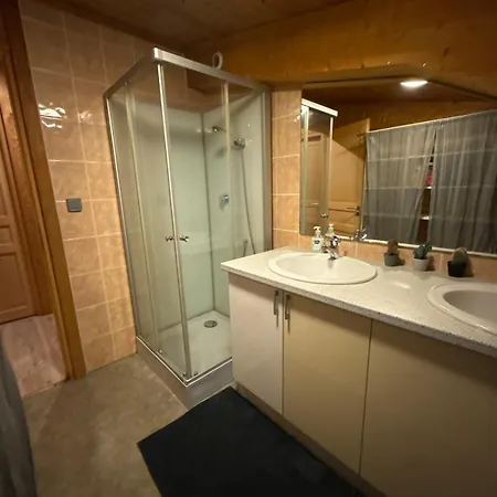 Jusqu A 6 Personnes A *